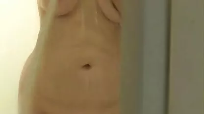 A rapariga de óculos decidiu gravar um filme em casa. porno melhor anal
