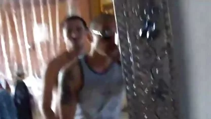 Beleza bombeando novos videos de sexo anal sua guitarra