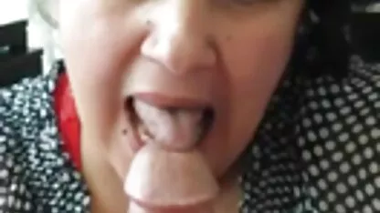 A brasileirinhas anal gratis morena atraente Cueca a namorada e acariciar-lhe a vagina