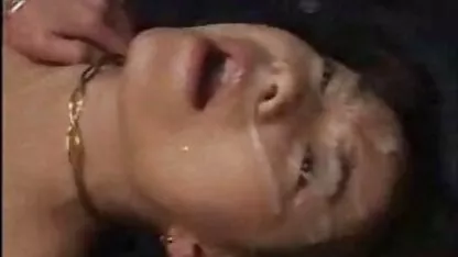 Modelo Slim preencher buraco atrás com filmes caseiros de sexo anal espessa cum