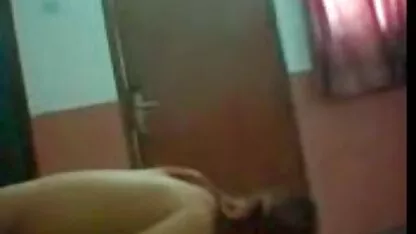 Uma mulher madura dá a eu quero ver filme pornô anal um homem para rapar o chapéu e entregar-se a ele.