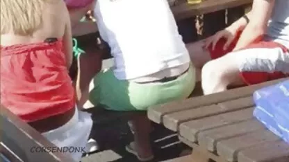 Uma rapariga asiática com uma tatuagem na parte inferior das costas, a montar a vagina na namorada sexo anal brasileiros de um membro e a dar-lhe nas costas.