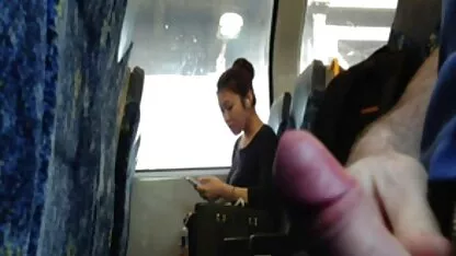 Homem de sandálias Cor-de-rosa anal no vibrador e fingiu a videos de sexo com tripla penetração sua rata em frente à webcam