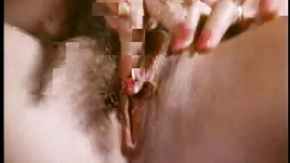 Duas jovens loiras filme porno com dupla penetração a trocar dinheiro no sofá.