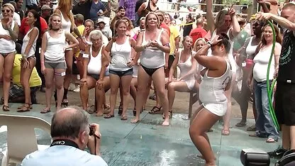 Uma miúda com uma tatuagem a apalpar ver vídeo pornô sexo anal o pénis de um homem e a chupá-lo.