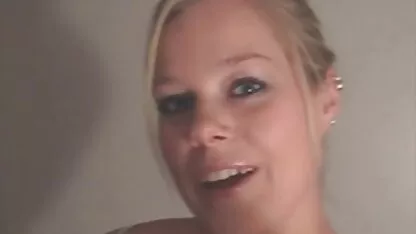 MILF em lingerie a agradar a um jovem com um broche no sofá vermelho sexo anal vídeo pornô