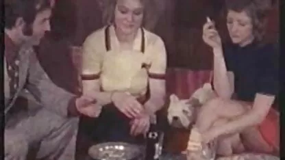 Uma mulher asiática com uma pulseira de ouro e uma tatuagem nas costas para pisar a imagem videos de sexo selvagem anal de um homem.