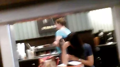 Rapariga loura maluca à video de sexo anal duplo frente de um amigo