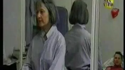 Uma Asiática gorda com cabelo ruivo a saltar um boné na mala de um cliente Americano. assistir vídeo pornô sexo anal