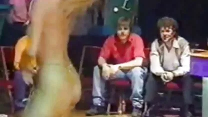 Duas raparigas brancas de cabelo comprido chupam pilas grandes pilas pretas e dão anal vídeo pornô anal com novinhas