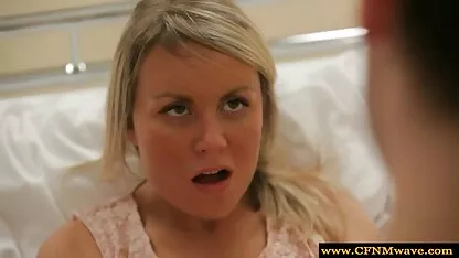 Bababucked chupando pila preta saindo de um buraco na parede vídeo pornô novinha anal