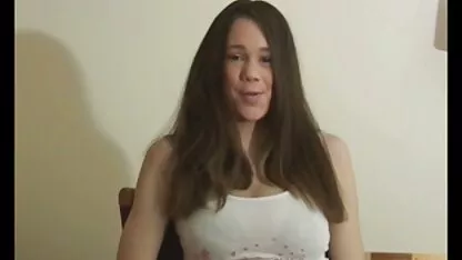 Um taxista a puxar uma mulher sexo anal vídeo pornô loira no braço