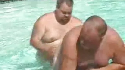 Uma mulher madura na floresta vai foder com um videos de sexo anal brasileiros homem negro.