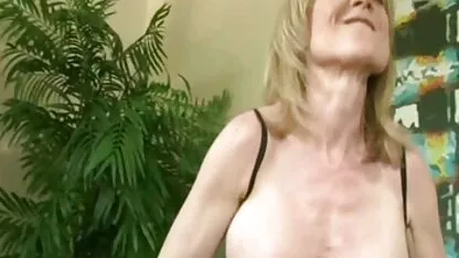 O parceiro careca enfia o membro na vagina de porno anal com adolecentes uma rapariga com collants pretos e óculos no chão.