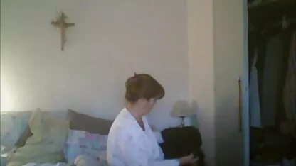 Aquele tipo é loiro bronzeado enquanto o amigo lambe porno da o cu uma mulher negra no sofá.