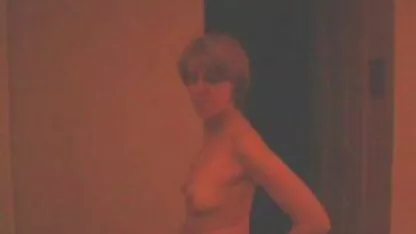O marido a martelar a mulher enquanto ele dedos a vagina dela com videos pornos tripla penetração gravidade.