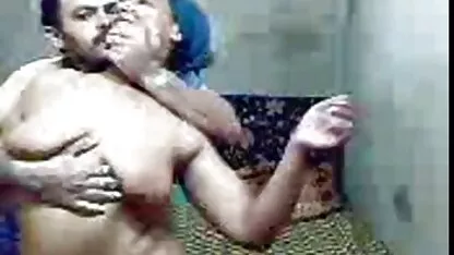 Eleito atrair uma MILF assed com um chapéu para uma dama sexo anal caseiro brasileiro na cama