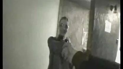 Amantes da excitante tia adulta na casa de banho na vagina dela enquanto ela chupava videos de sexo grupal anal o parafuso do marido através de um cego
