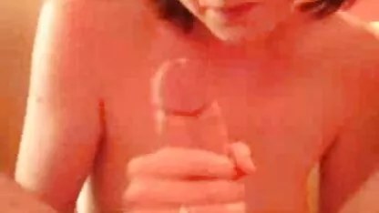 A milf de filmes pornos de sexo anal Busty colando borlas pretas aos mamilos e caminhando pela casa de campo de calças