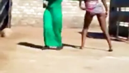 O homem peludo no sofá fode casais depois de um broche no rabo anal pornou
