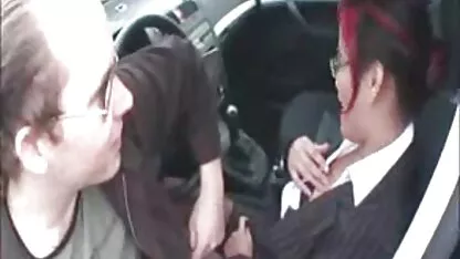 Mulher com dedos de pedicure laranja membros com calças justas vídeo de pornô anal ao lado da amiga
