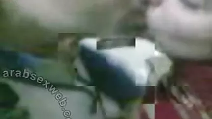 O homem dá às raparigas uma pila magricela com um vibrador enorme na rata elástica e na vagina. vídeo pornô sexo anal