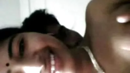 Uma rapariga bonita masturba-se antes do sexo escaldante video pornô sexo anal