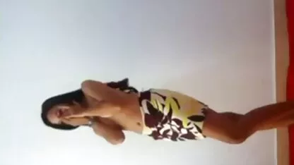 Um homem vestido de vídeo pornô caseiro sexo anal baixinho fodia uma mulher sem calças na cama enrolada