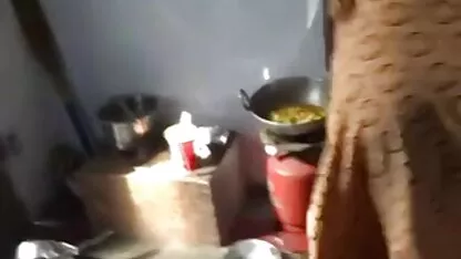 Morena bronzeada de calças brancas rabo suculento e lambendo a vídeo anal pornô rapariga da vagina.