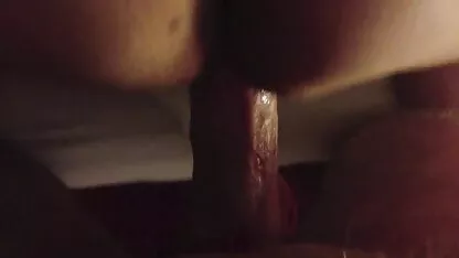 Uma MILF de saia cinzenta faz porno pelo cu um broche ao tipo no chão.