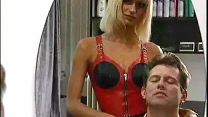A actriz inicial Lambendo o rabo de um quero ver vídeo pornô anal cameraman maduro no casting e dar-lhe um pus