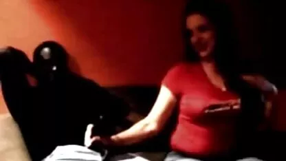Um negro dá à porno anal com vivi fernandes namorada um broche e agarra-o na mesa.
