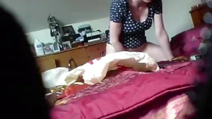 Parceiro Negro a comer uma racha pornô gostoso anal magricela numa mesa de bilhar