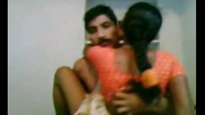 O Striptease da mãe em frente ver vídeo pornô sexo anal à webcam e o rabo de tanga cor-de-rosa.