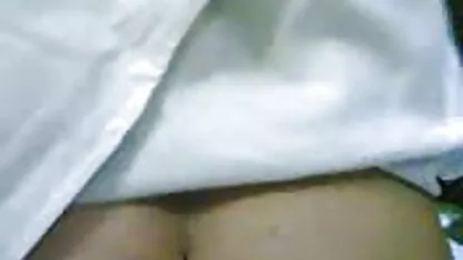 Loura flexível com máscara a abrir pornôs anal roupas e a mostrar virilhas