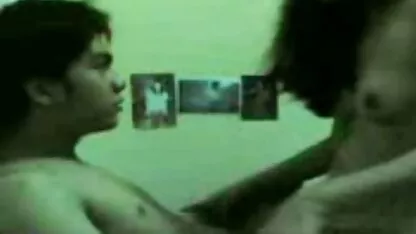 Loira Madura com um vibrador de pérolas e a chupar o pau de um negro numa cadeira sexos anal grátis e na cama.
