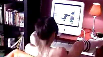 A video pono anal boneca excitada quer esticar a vagina suavemente com os dedos.