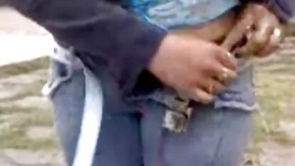 O preto de óculos escuros a foder uma miúda com sexo anal brasileiro Pila grande