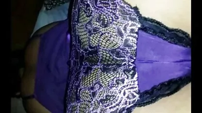 Fingindo a vagina dela pornô anal com com dedos e menggedornya intensamente para o buraco atrás