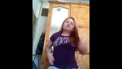 Mulato com Mamas grandes a acariciar uma abertura o melhor porno anal à frente da Câmara