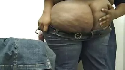 O massager acaricia a ferramenta de beleza e cola a erecção na boca com a ferramenta no topo e nas novinha anal porn costas