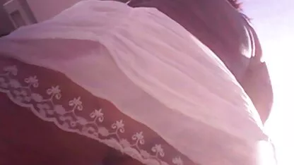 A rapariga de xvideo pornô anal cabelo gosta do vibrador na fenda genital.