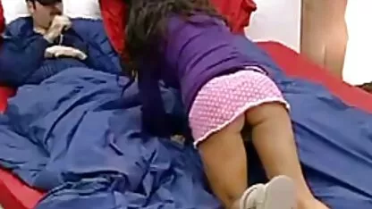 Hannah Demurelli sentada numa videos de sexo anal novinhas cadeira e a exibir um grande pára-choques