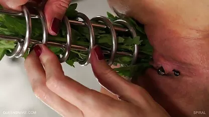 Mulheres jovens que estão sozinhas com ancas largas a espalhar o rabo em porno cu hd vibrador preto na mesa acima.