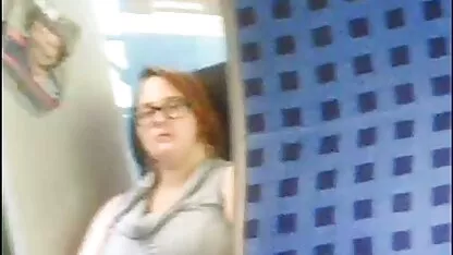 A loira é dada para o eleito dentro da vagina e faz kuni uma menina ruiva vídeo de pornô anal no quarto