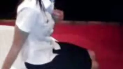 Durante a massagem, o homem excitou a rapariga com a tatuagem e a pila filme porno anal gratuito na vagina.