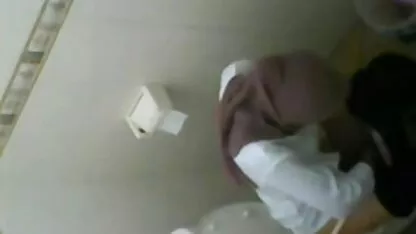 O videos de sexo anal ao vivo parceiro esguicha-se na bochecha da Bella Bellz depois do anal.