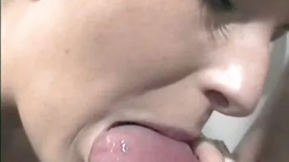 Uma rapariga videos pornô anal vestida de laranja perto da palma da mão a enfiar dildos grossos na vagina.