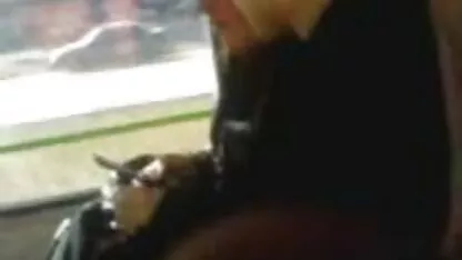 Nikita Vaughan James posa perto de um piano com roupas azuis e faz vídeo pornô de anal amor com um parceiro.