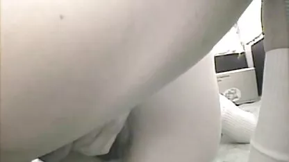 A modelo Celeste Star video pono anal tira a roupa a azul e insere o vibrador na virilha.